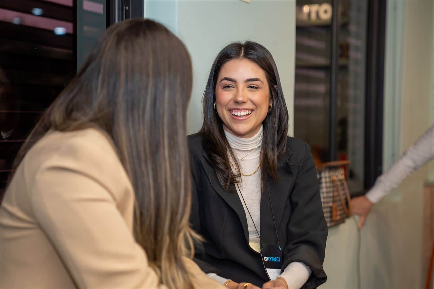 Participantes conversando no intervalo