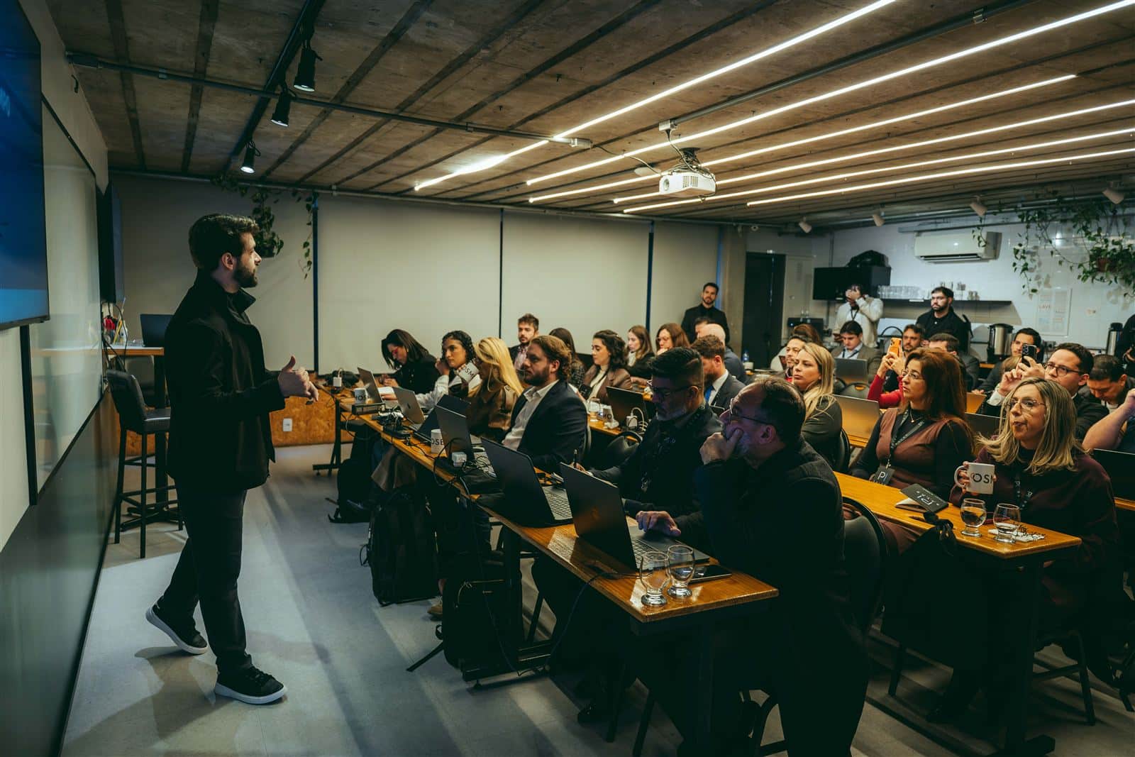 Sala cheia durante palestra